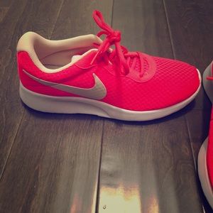 Nike Tanjun Women’s Shoe - Hot Pink Size 10